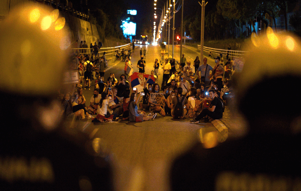 Protest u Nišu završen uz cveće ostavljeno policiji i zastavu ispred kordona